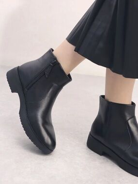 FitFlop Women’s Maria Black Leather Ankle Boots Zipper 7 Minimalist Fall Modern